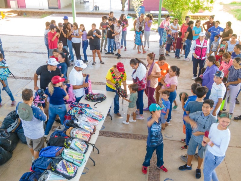 Entregan Útiles escolares en Guaymas