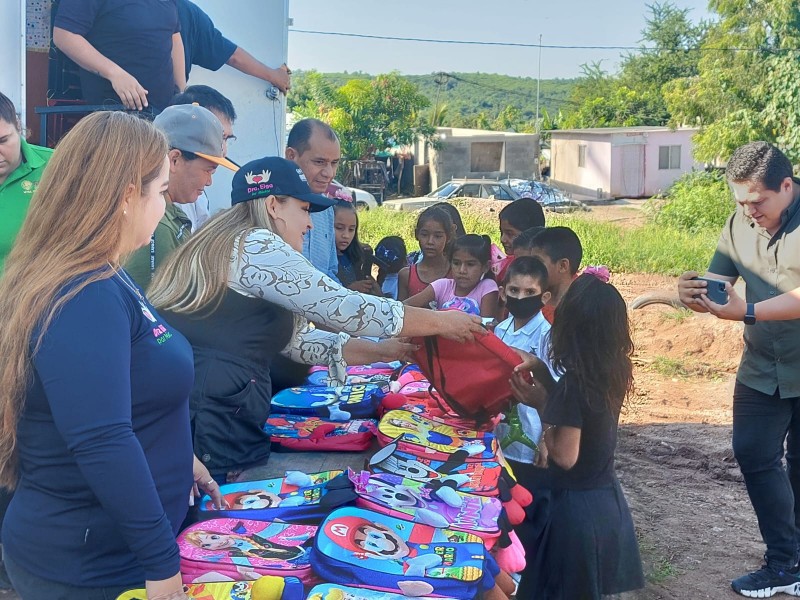 Entregan útiles escolares en la colonia bicentenario de Culiacán