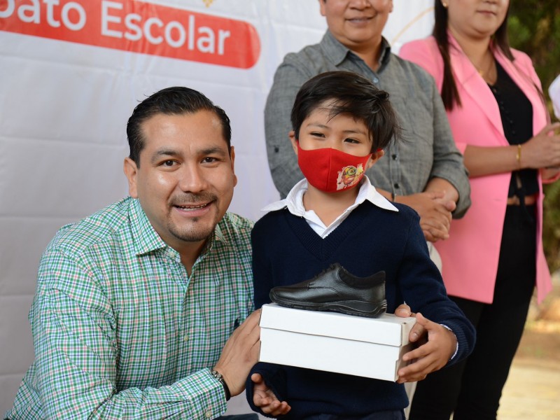 Entregan zapatos escolares a estudiantes de comunidad indígena de Chilchota