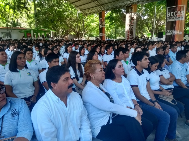 Entregarán becas a estudiantes de bachilleres en Chiapas