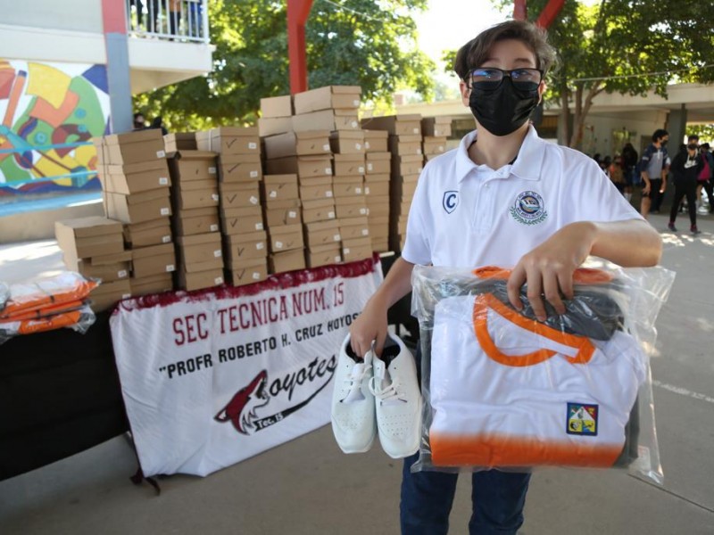 Entregarán uniformes escolares deportivos a alumnos de secundaria