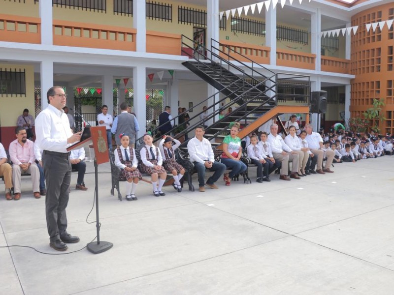 Entregan uniformes y obras escolares en Comala