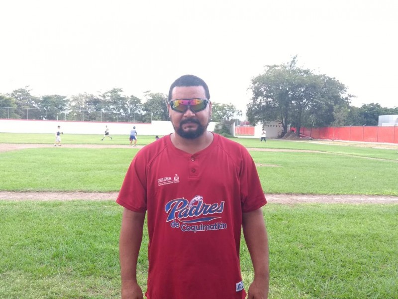 Entrena a futuras promesas de béisbol en Colima