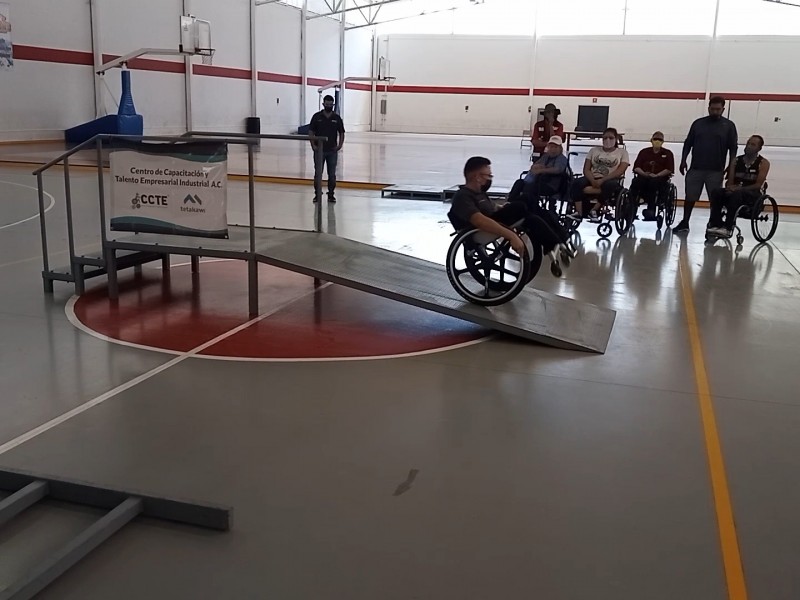 Entrenan a personas con discapacidad para fácil movilidad en calles