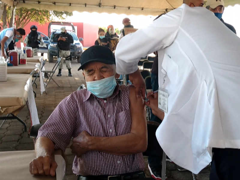 Entusiasmados recibieron adultos mayores vacuna contra COVID en Zamora