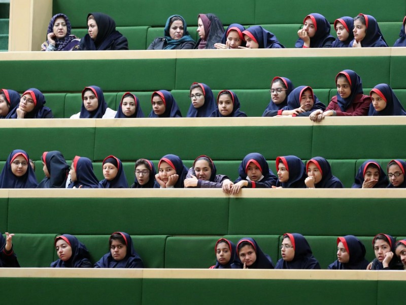 Envenenan con gas a niñas en colegios de Irán