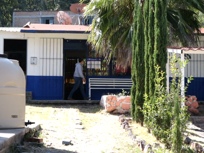 Envía SEG docente a escuela de comunidad Joya de Cortés