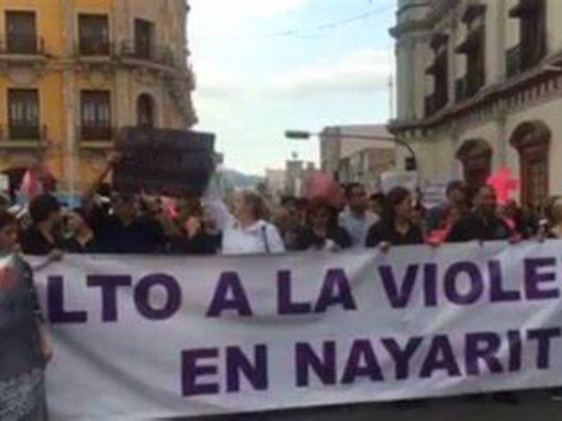 Envían a mujer tepicense a otro país para salvarla de su agresor