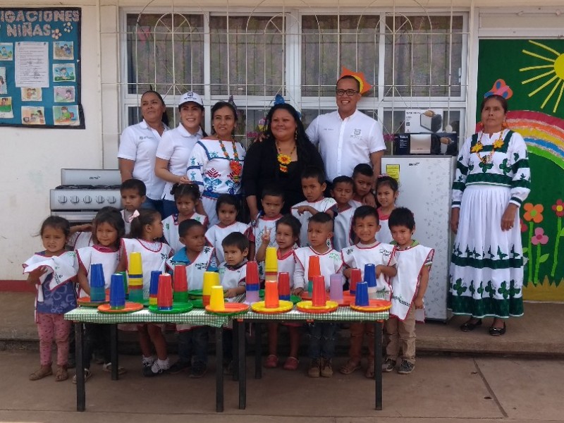 Equipa DIF a preescolar para otorgar desayunos escolares