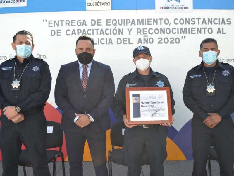 Equipan a policías de Pedro Escobedo