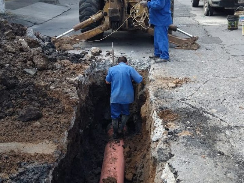 Equipo OOAPAS de Alcantarillado atiende dos hundimientos en vialidades