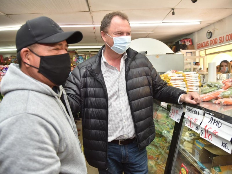 Ernesto Gándara visita a habitantes de Etchojoa