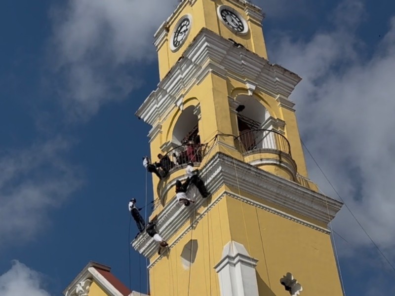 ¿Error de cálculo? oficial queda colgado de campanario de Catedral