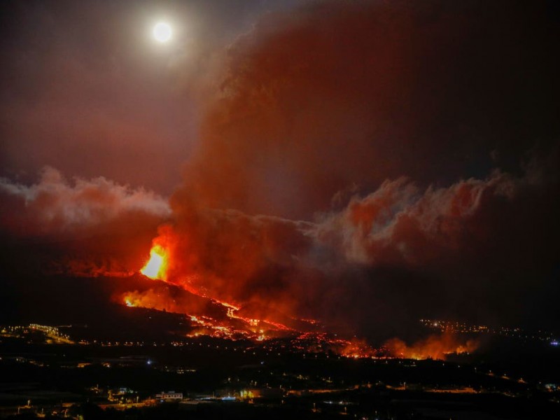 Erupción de volcán en España arrasa con 320 casas