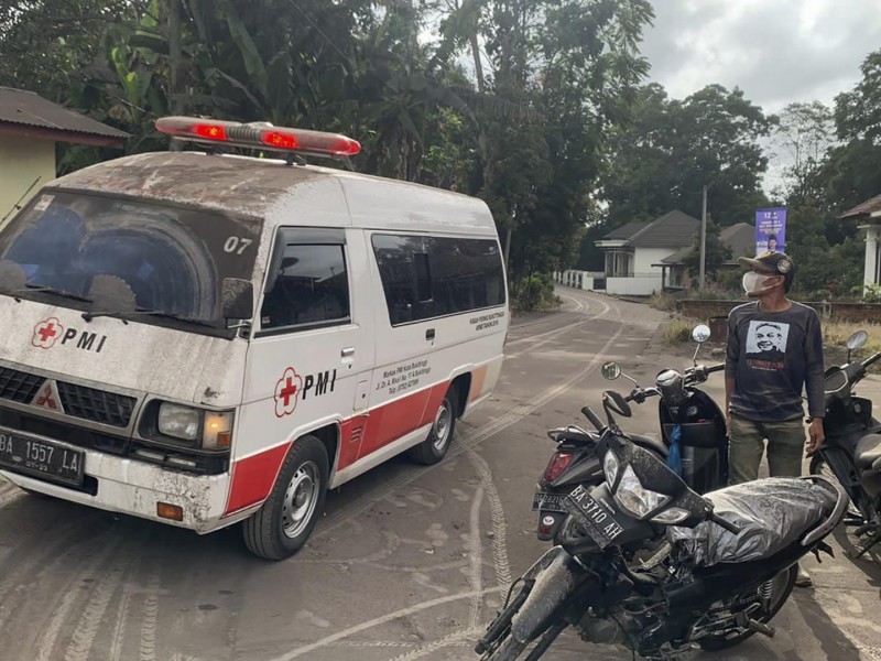 Erupción de volcán en Indonesia deja 11 alpinistas muertos