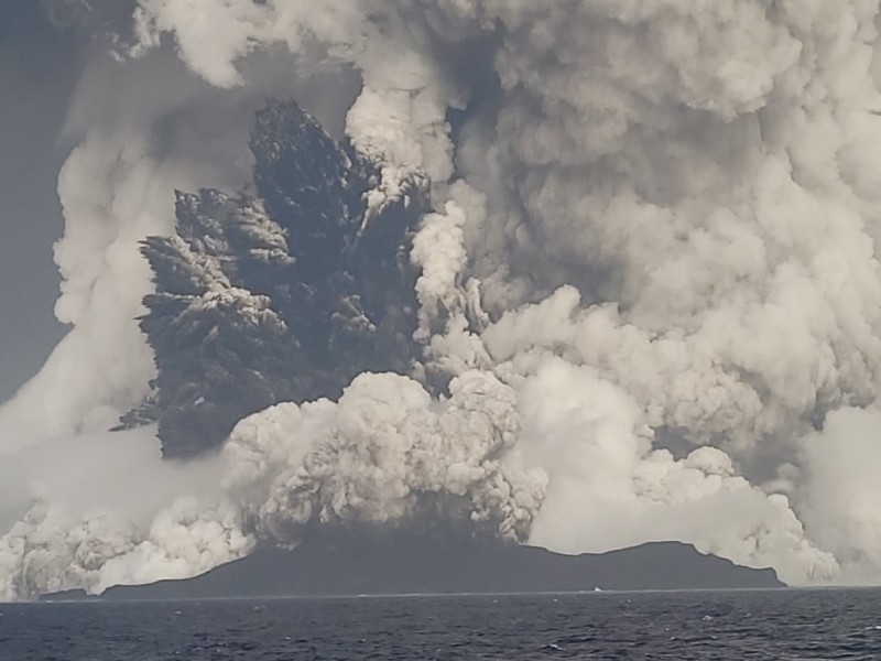 Erupción de volcán submarino en Tonga enciende alerta de Tsunami