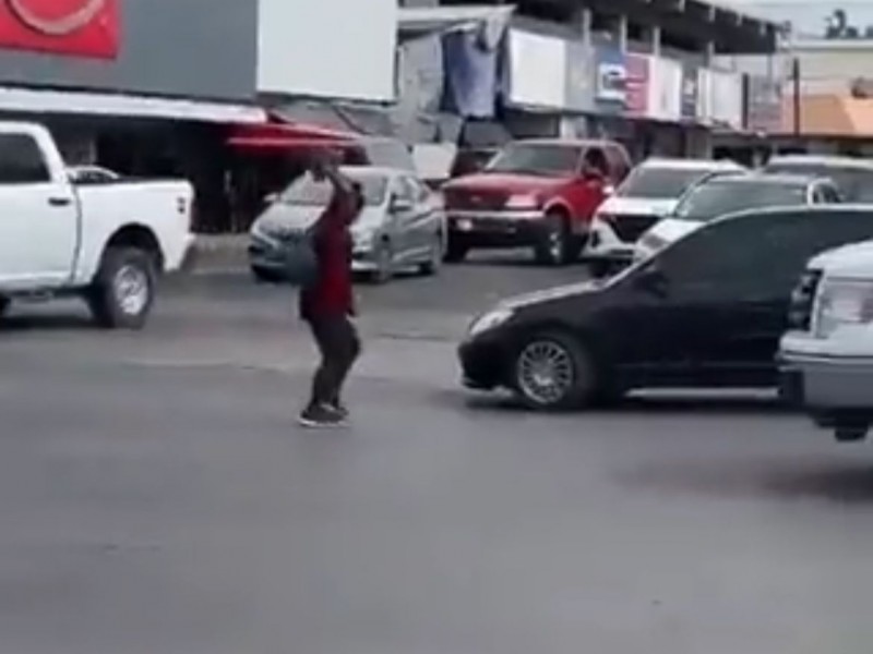 Es bipolar la señora que causó pánico con una piedra