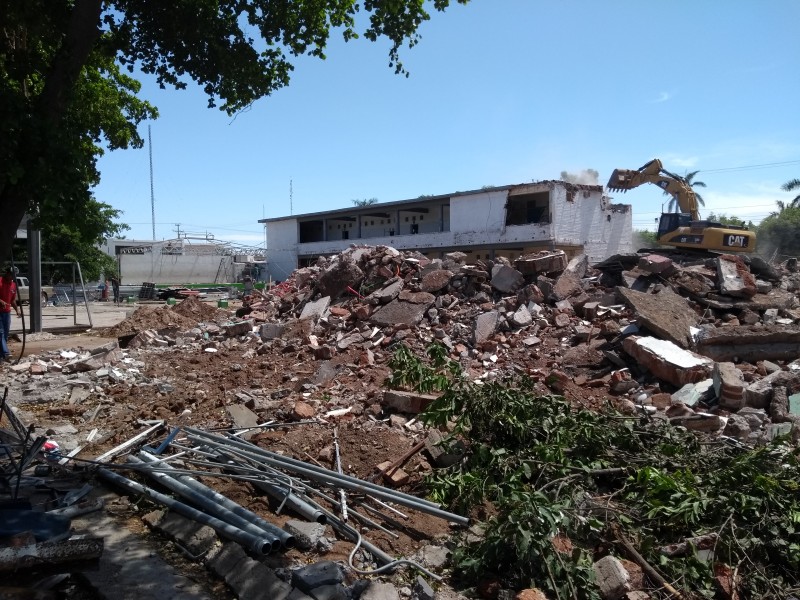 Es demolida la escuela Carlos M. Calleja