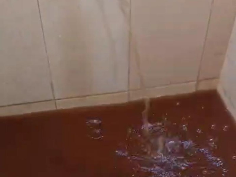 ¡Es un abuso! Sigue saliendo agua sucia en El Carrizo