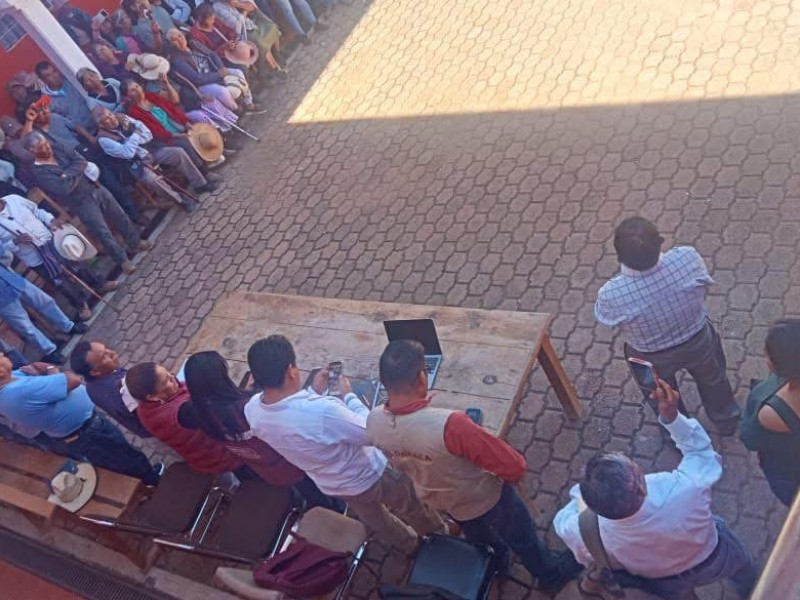 Escala conflicto en Santa María Apazco, retienen a funcionarios de la SEGO