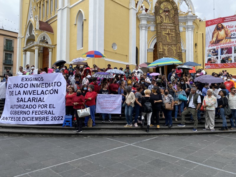 Escala protesta de maestros; exigieron pagos en centro de Xalapa