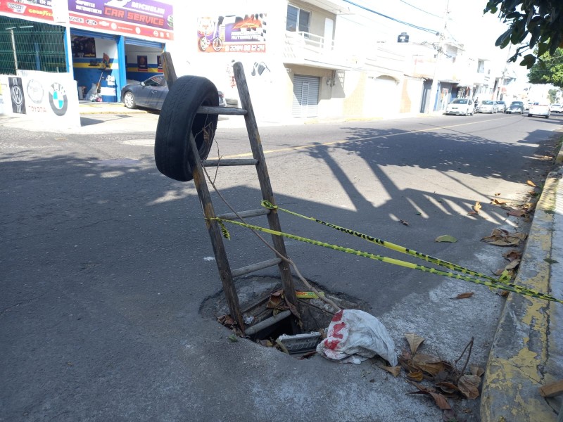 Escalera advierte a automovilistas de registro sin tapa