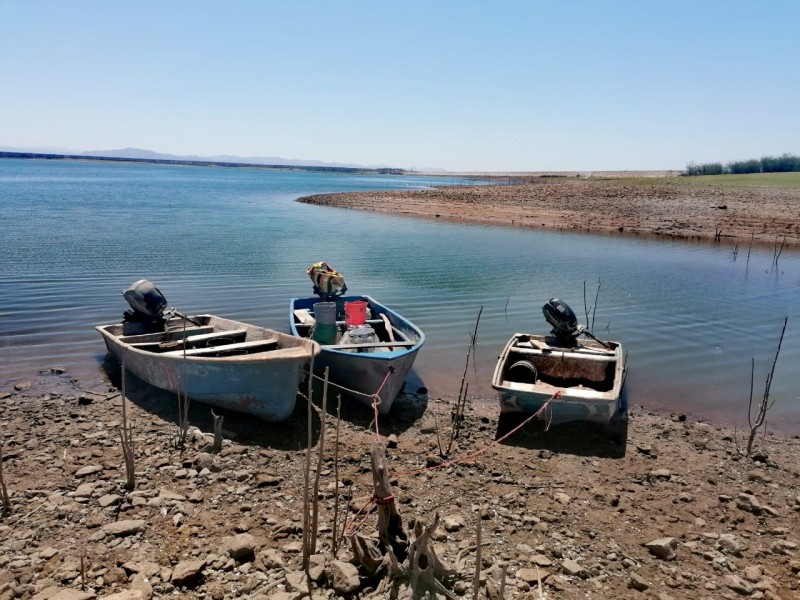 Escasez de agua en presa deja sin sustento a pescadores