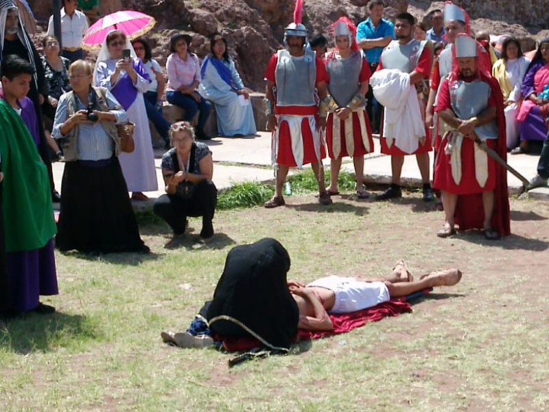 Escenifican la Pasión de Cristo