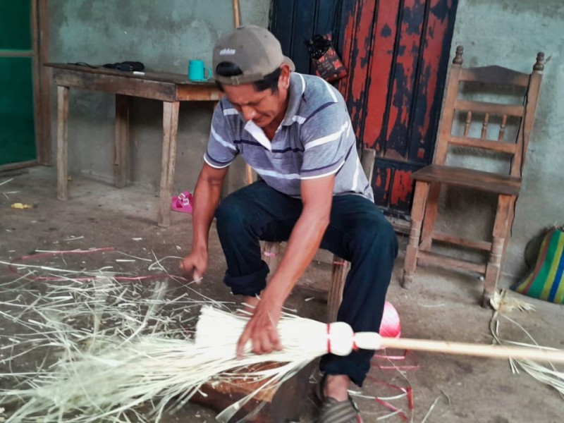 Escobas de palma, trabajo artesanal de Chicapa de Castro