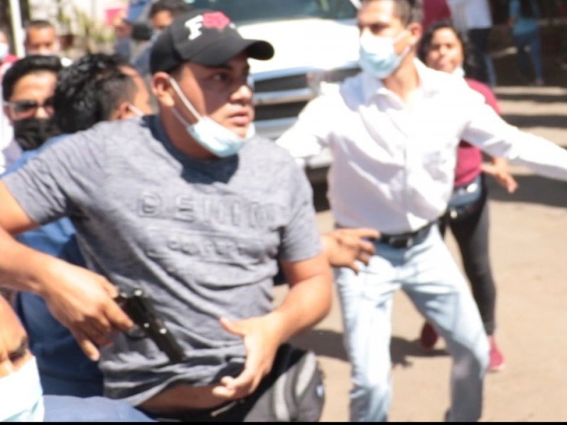 Escoltas de Delegada Bienestar Oaxaca sacan armas a presidente municipal