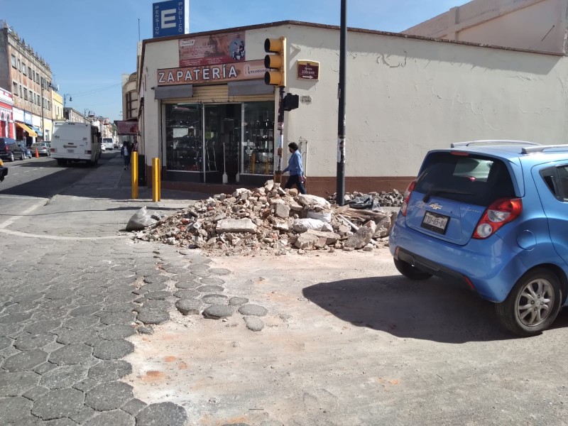 Escombro afecta calles 10 oriente y 4 norte