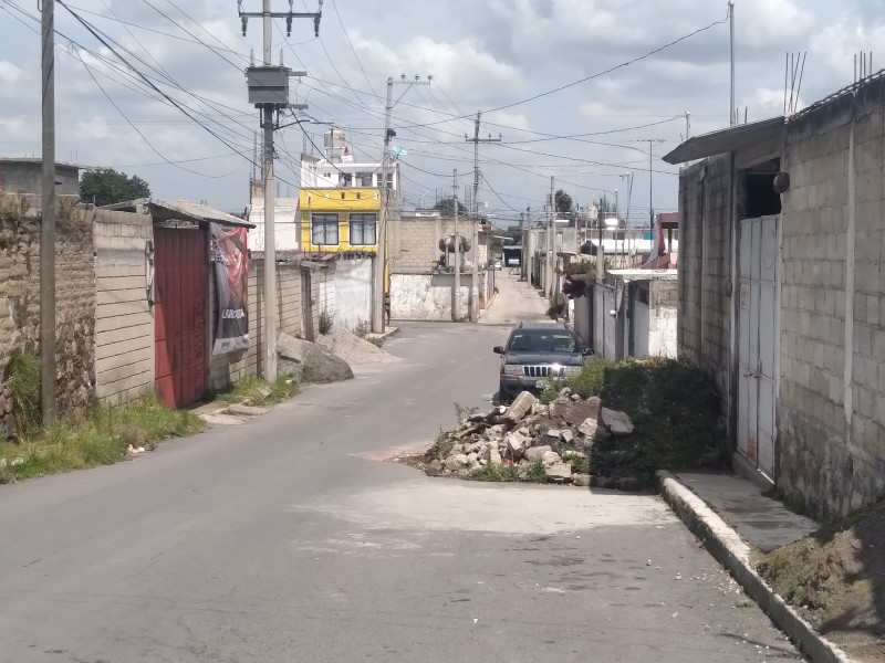 Escombro impide paso de peatones en San Antonio la Isla