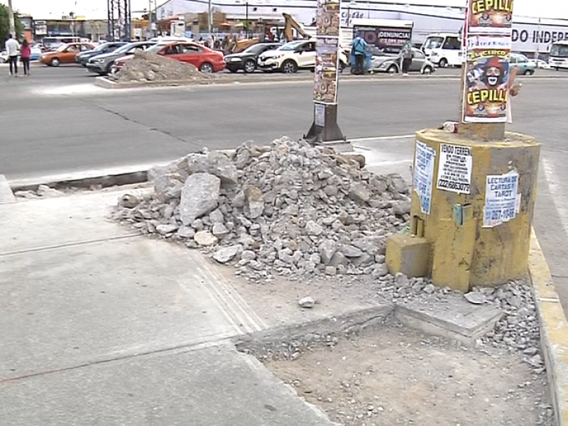 Escombro por construcción en Blvd. Las Torres