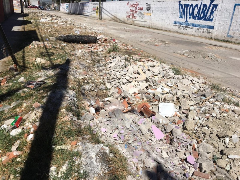 Escombro y basura problema en calle de colonia Vicente Guerrero