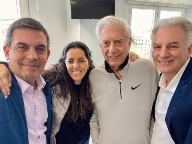 Escritor Mario Vargas Llosa sale del hospital; supera COVID-19