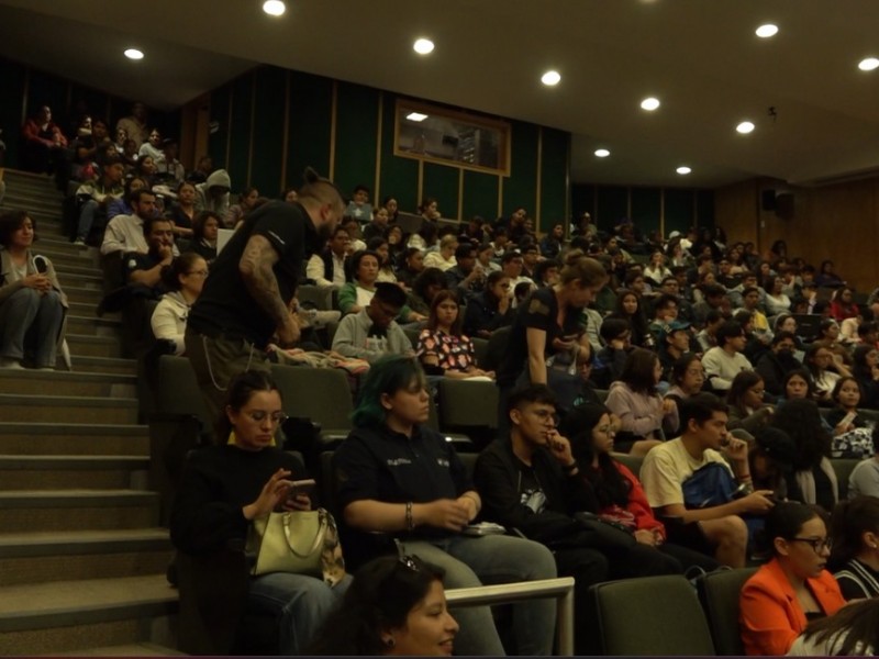 Escucha alcaldesa reclamos y peticiones de alumnos de la UNAM