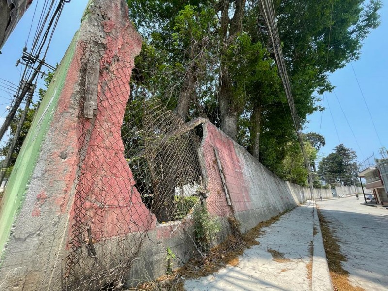 Escuela afectada por huracán en 2021 no ha sido atendida