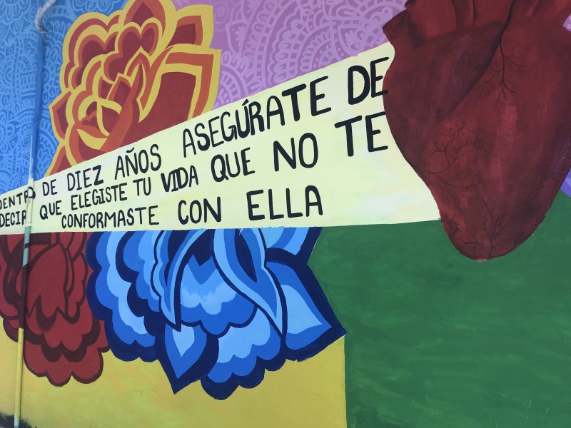 Escuela busca pintar sus paredes de murales