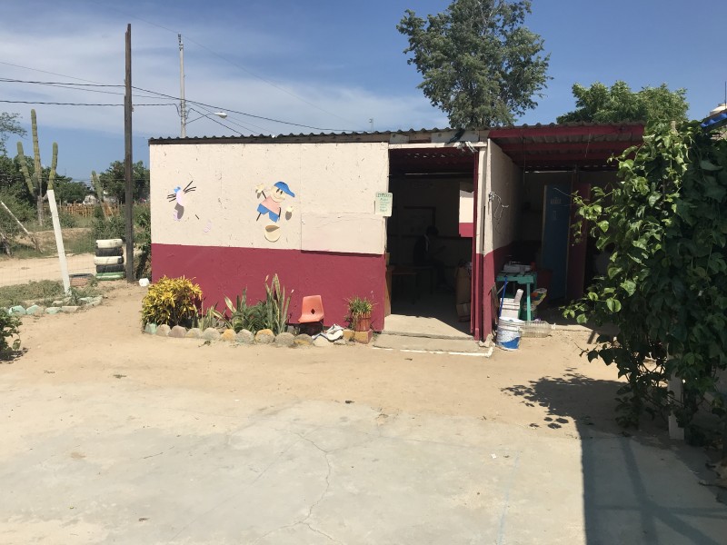 Escuela de la colonia Azteca, en condiciones precarias