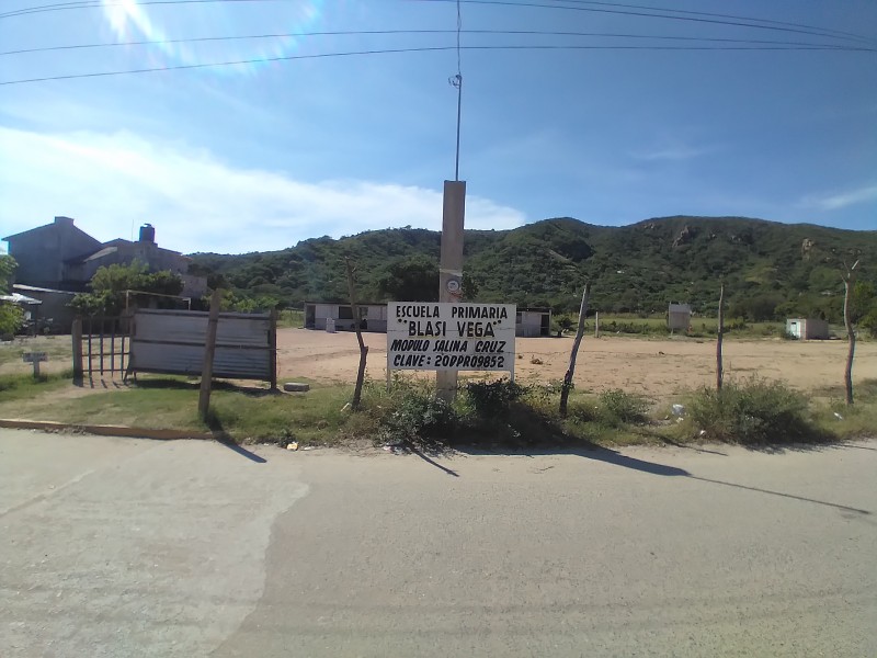 Escuela primaria Blasi Vega se queda en el terreno