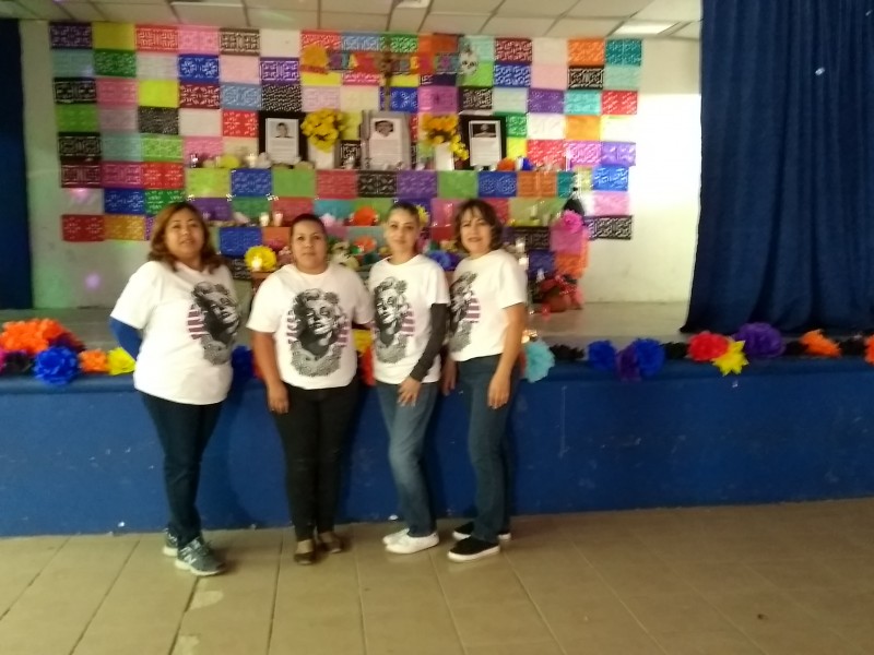 Escuela Secundaria continúa con tradicional altares de muertos.