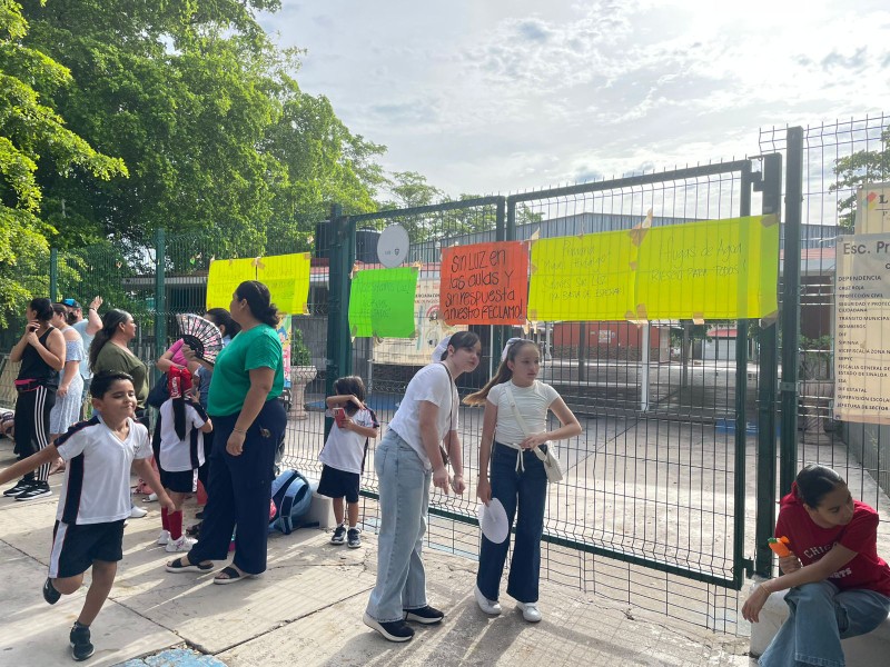 Escuela sin luz ni clases: toman primaria Miguel Hidalgo en Los Mochis