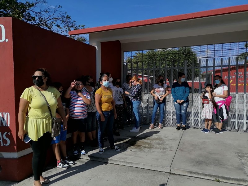 Escuela sin servicios básicos, padres toman plantel