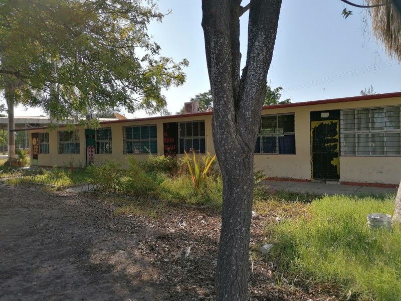 Escuelas abandonadas y a la merced del vandalismo