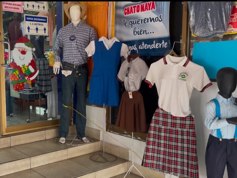 ¡Escuelas abusivas!, cambian uniforme para hacer negocio: denuncia diputado Jaime Cervantes