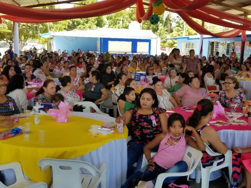 Escuelas celebran día de las madres con austeridad