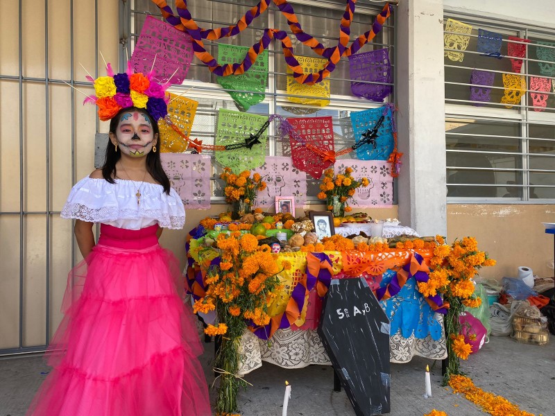 Escuelas celebran Día de Muertos con altares y concursos