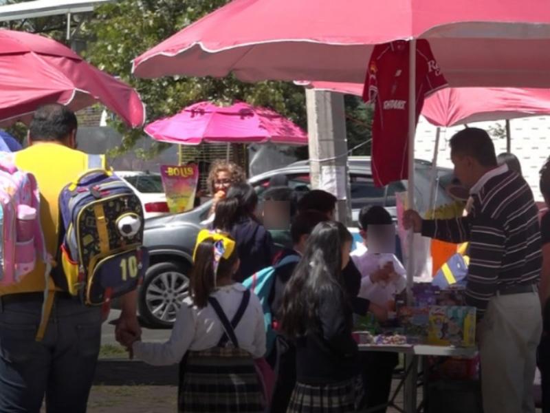 Escuelas chatarrizadas: las botanas rodean las aulas pese a las restricciones