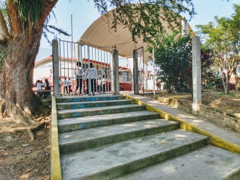 Escuelas con tomas irregulares de agua potable