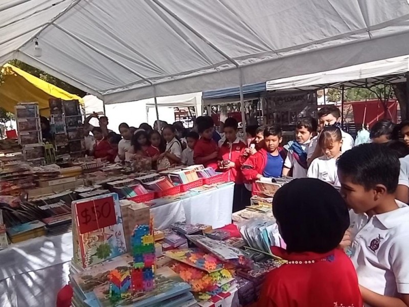 Escuelas de comunidades rurales visitan Feria del Libro